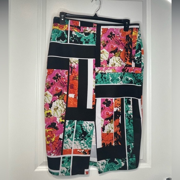 Bisou Bisou Floral Print Skirt With Back Slit Size XL. EUC. - Picture 2 of 4